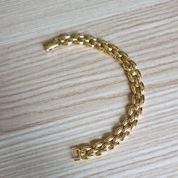 Vintage Trifari Gold-Tone Panther Chain Bracelet - Picture 4 of 6